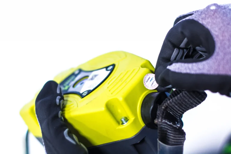 Qué funciones cumple un técnico en seguridad e higiene en el trabajo 7 tecnico revisando equipo de proteccion laboral