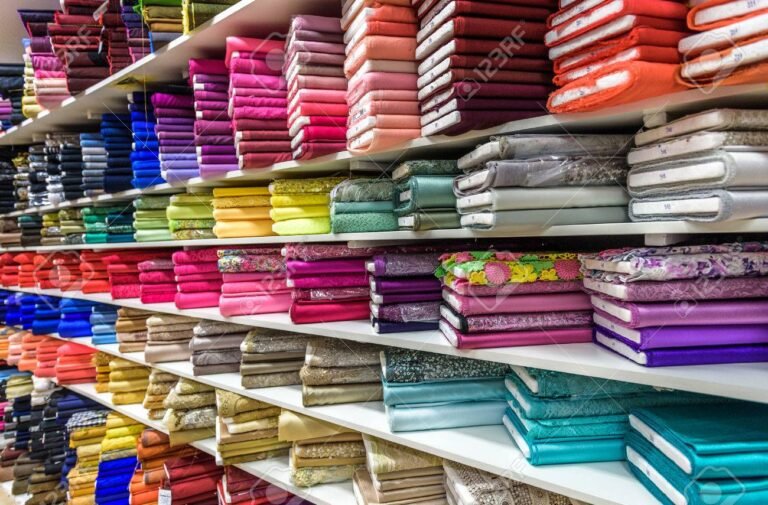 telas coloridas en una tienda de telas