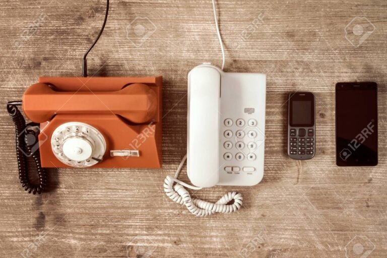 Cómo contactar a Atención al Cliente de Flecha Bus por teléfono 18 telefono antiguo con auriculares y notas