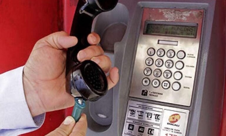 Cuál es el teléfono de los tribunales de Lomas de Zamora, Larroque y Camino Negro 10 telefono antiguo en un ambiente judicial