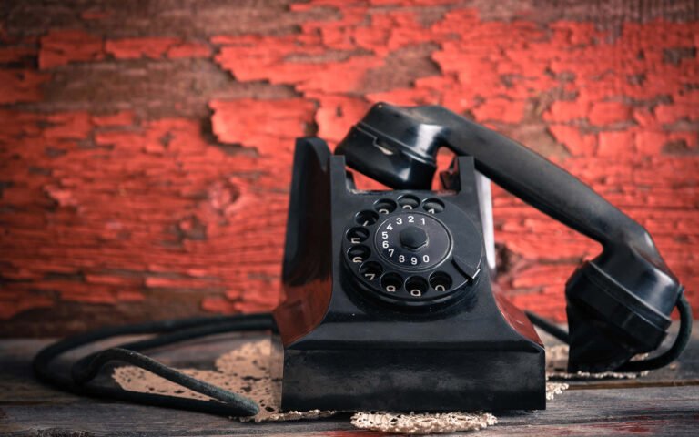 Cuál es el teléfono de Vía Tac Benito Juárez 3 telefono antiguo sobre fondo moderno