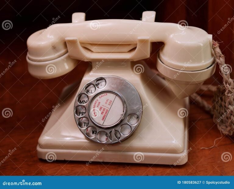 telefono antiguo sobre un escritorio