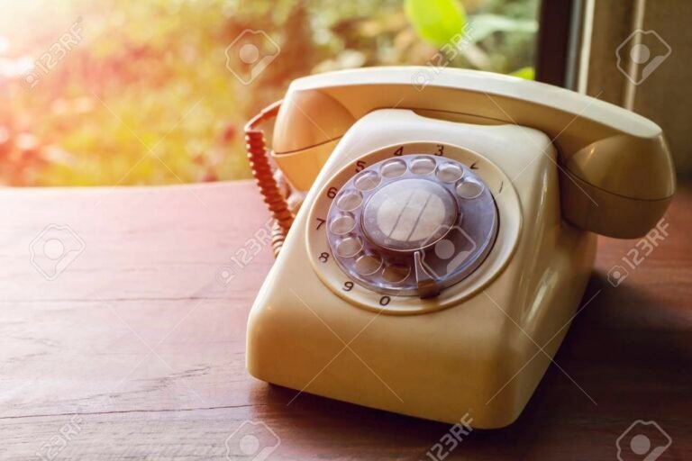 Cómo encontrar una guía telefónica por nombres y apellidos 27 telefono antiguo sobre una mesa de madera