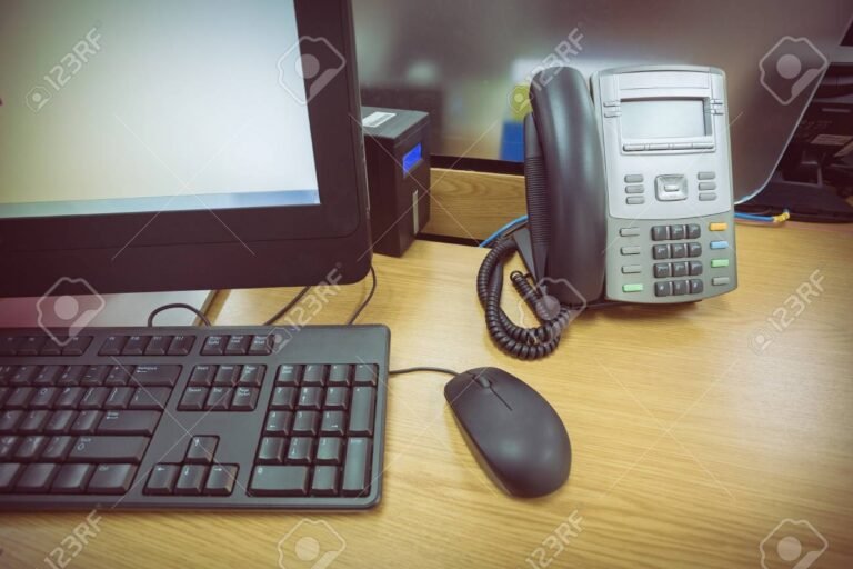 telefono antiguo sobre una mesa de trabajo