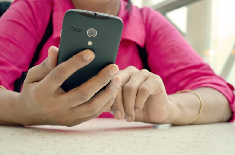 Cuál es el número para llamar a emergencias en Argentina 22 telefono de emergencias en una mano