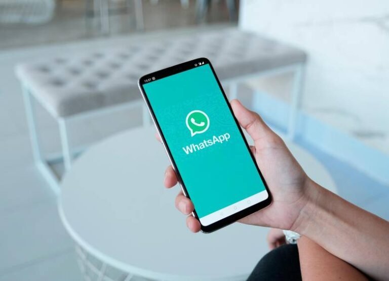 Cómo quitar la IA de WhatsApp y desactivar sus funciones 6 telefono movil con pantalla de whatsapp