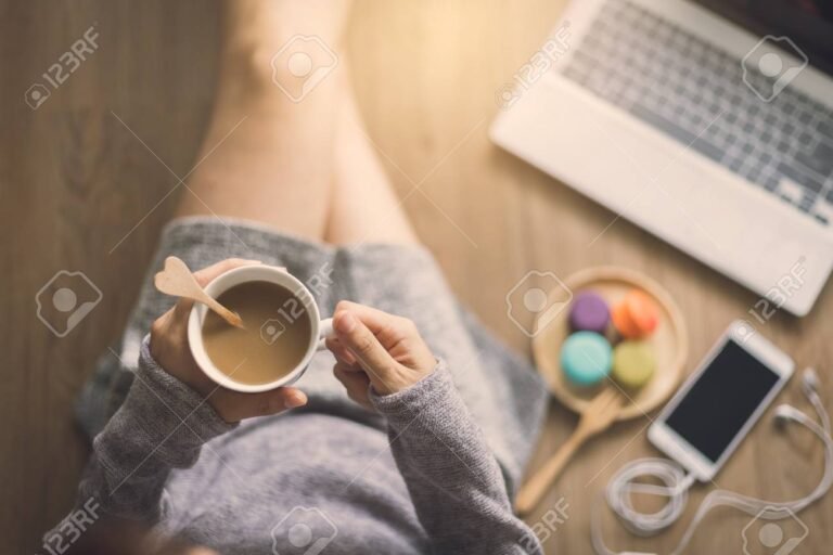 telefono y computadora en un entorno acogedor