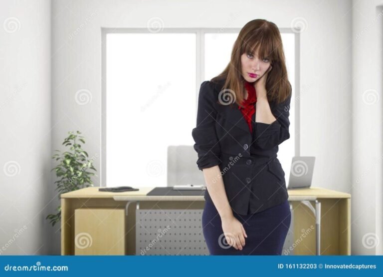 Es posible recibir indemnización por despido con causa 29 trabajador preocupado en una oficina vacia