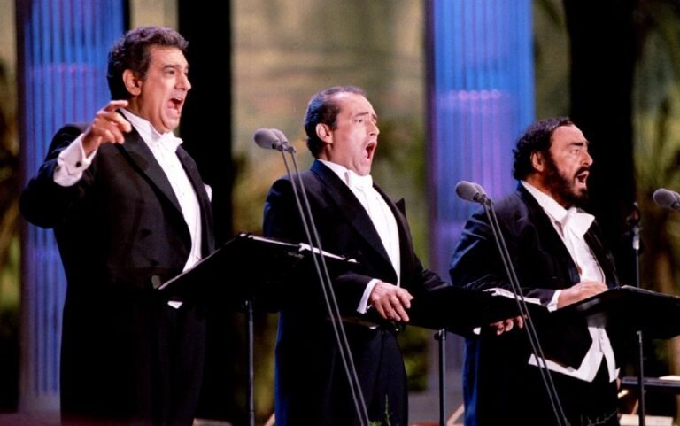 tres tenores cantando en un escenario