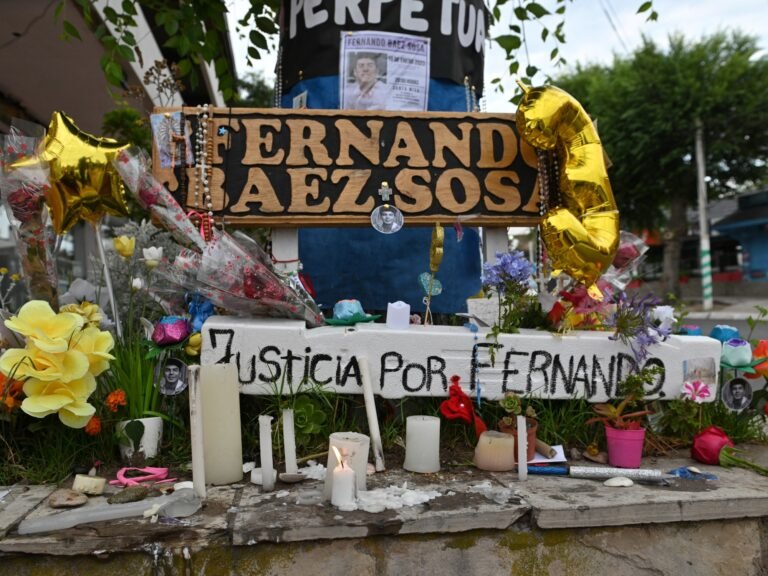 tributo floral en memoria de fernando baez