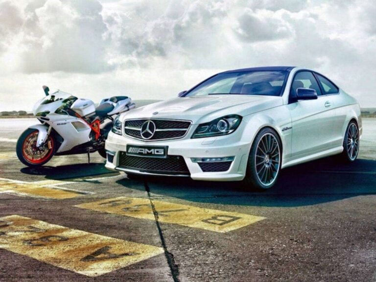 El carnet de auto es válido para conducir motos en Argentina 17 un auto y una moto en la carretera