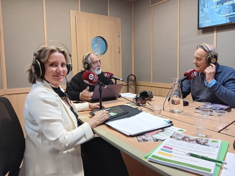 un jefe de radio en accion