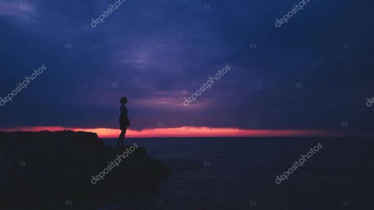 una mujer mirando un horizonte lejano
