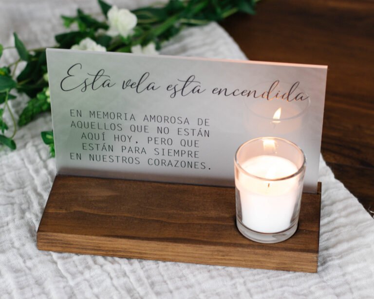 una vela encendida en un memorial