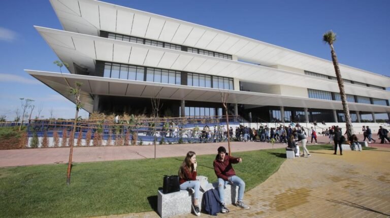 La UTN es una universidad pública o privada en Argentina 15 universidad con edificios y estudiantes en campus