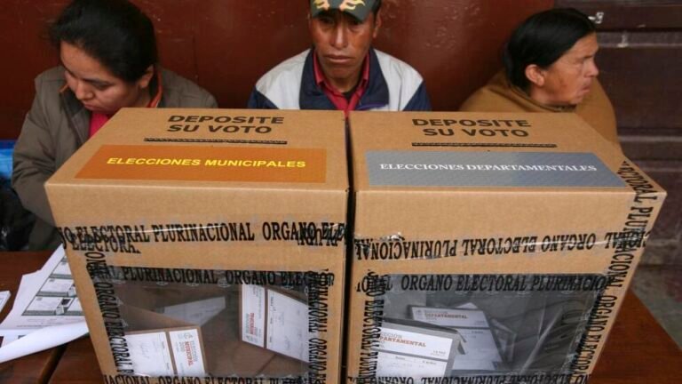 Cuándo se llevaron a cabo las últimas elecciones en Argentina 4 urna electoral con votantes en accion