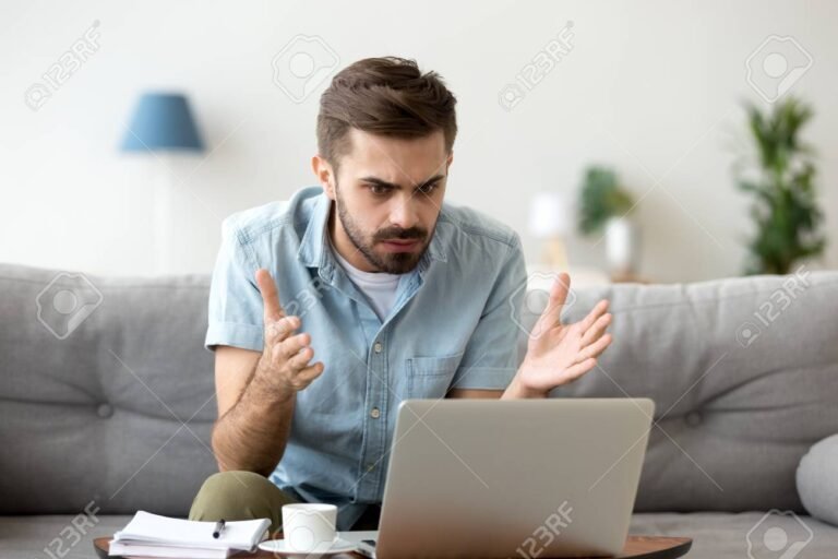 Por qué no puedo entrar a Facebook y cómo solucionar el problema 13 usuario frustrado frente a una computadora