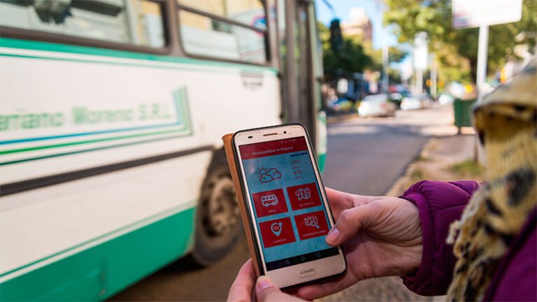 Cómo encontrar la mejor aplicación para consultar horarios de colectivos 21 usuario usando smartphone en parada de colectivo