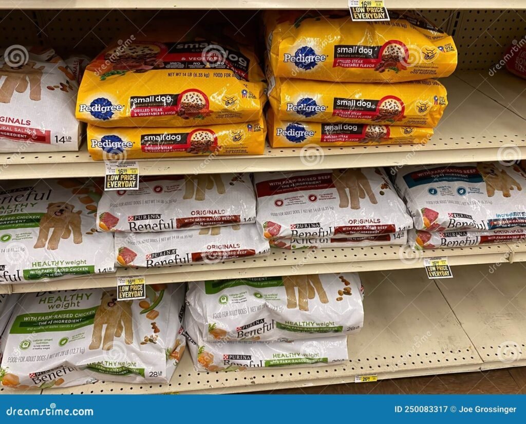 variedad de alimentos para perros en estantes