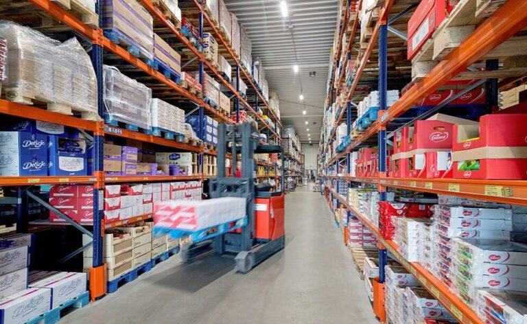 variedad de productos en un almacen mayorista