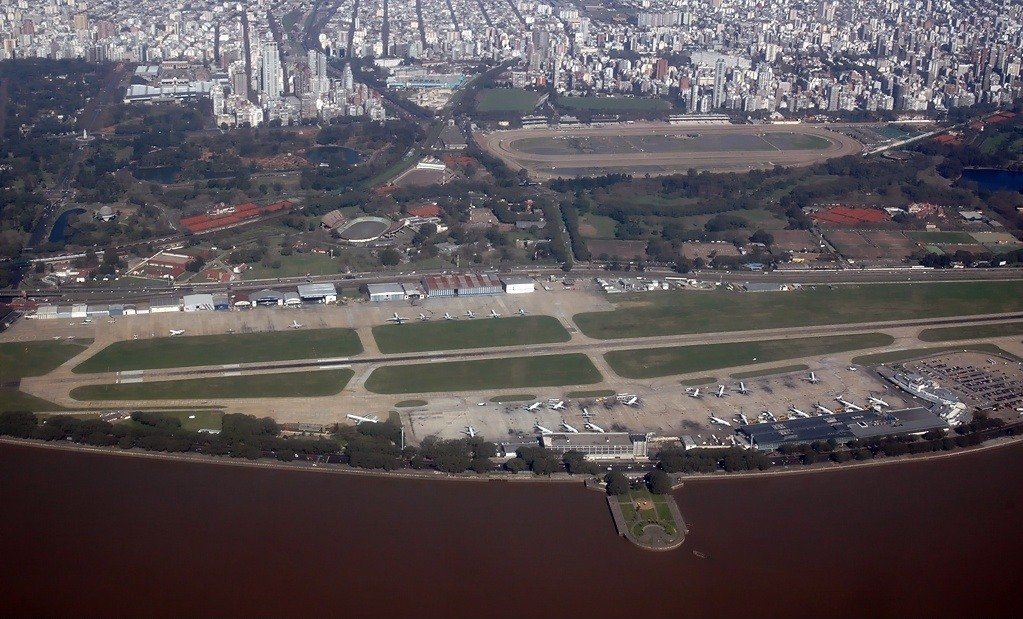 Qué servicios y terminales ofrece el Aeroparque Internacional Jorge Newbery