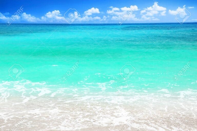 vista panoramica de mar azul y sus playas