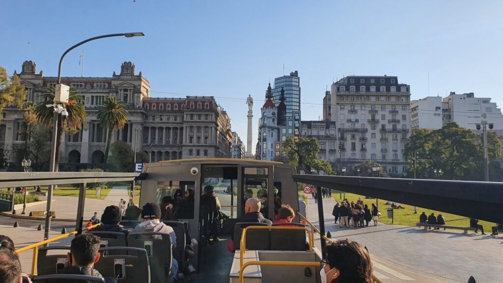 Qué recorrido ofrece el bus turístico en Buenos Aires