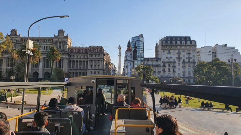 vista panoramica del bus turistico en buenos aires
