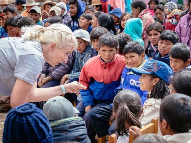 Qué organizaciones en Argentina trabajan con personal voluntario 21 voluntarios colaborando en una actividad comunitaria